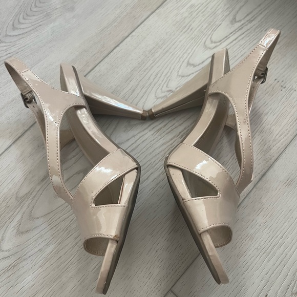 Kenneth Cole Reaction Womens Beige Patent Slingback Heels Shoes Size 8 - Picture 6 of 12